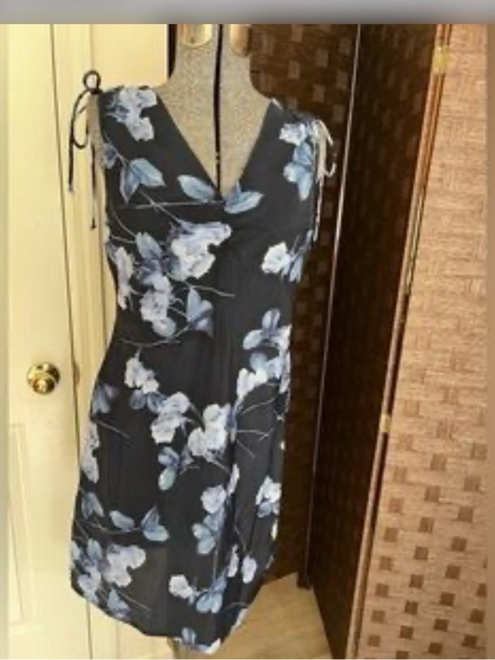 Sleeveless V-Neck Floral Midi Dress in Black and Blue